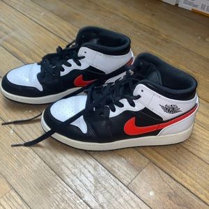 Jordan 1 Mid White Black Chile Red (GS) (Size 4.5Y)